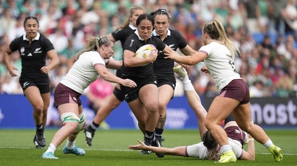 New Zealand's Sylvia Brunt (centre)