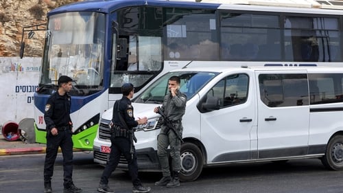 Seisear paisinéir bus agus an bheirt ghunnadóir maraithe i Iarúsailéim.