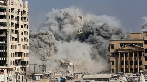 The al-Ruya Tower in Gaza City's Rimal area collapses amidst smoke after Israeli bombardment on 8 September 2025