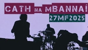Eoghan Mac Giolla Bhríde ó choiste Féile Dorn san Aer agus Aodh Máirtín Ó Fearraigh, Bainisteoir Réigiúin RTÉ Raidió na Gaeltachta. show image
