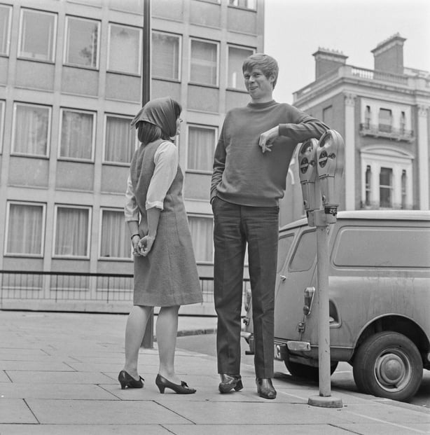 English blues singer and musician Long John Baldry (1941 - 2005) talks to journalist Maureen Cleave (1934 - 2021) of the London 'Evening Standard' in Manchester Square, London, UK, 17th June 1964. (Photo by Evening Standard/Hulton Archive/Getty Images)