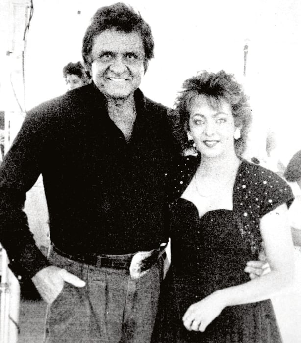 Sandy Kelly and Johnny Cash pose for a photo