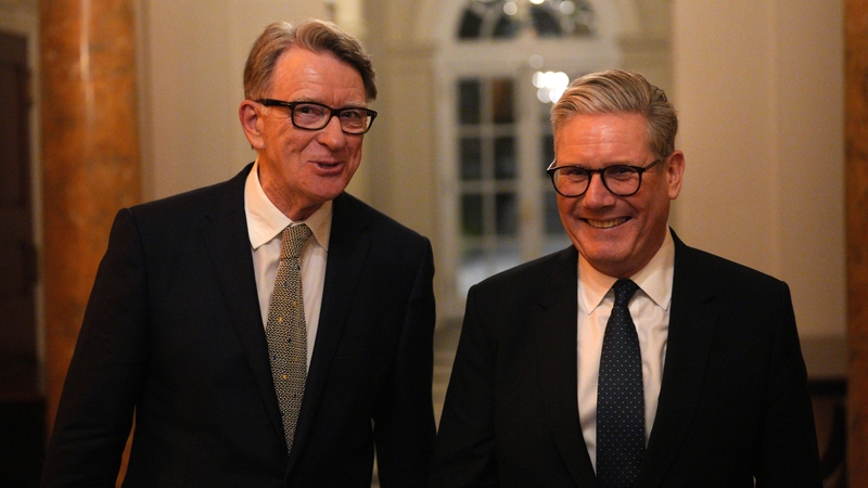 Peter Mandelson (ar chlé) agus an Príomh-Aire Starmer