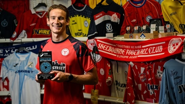 11 September 2025; Harry Wood of Shelbourne with his SSE Airtricity / SWI Player of the Month Award for August 2025 at Tolka Park in Dublin. Photo by Ramsey Cardy/Sportsfile *** NO REPRODUCTION FEE ***