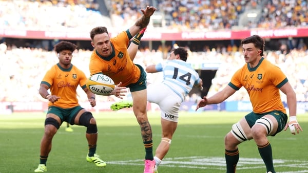 Corey Toole of the Wallabies competes for the ball with Rodrigo Isgro of Argentina