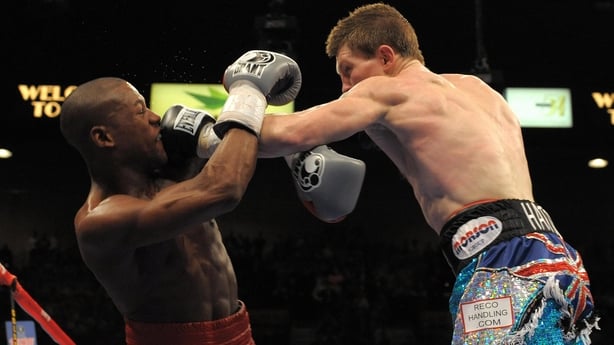 British Ricky Hatton (R) fights with US Floyd Mayweather Jr. at the MGM Grand Garden Arena in Las Vegas, Nevada, 08 December 2007. Hatton challenge WBC welterweight champion Floyd Mayweather Jr. for the WBC title. AFP PHOTO GABRIEL BOUYS (Photo credit should read GABRIEL BOUYS/AFP via Getty Images)