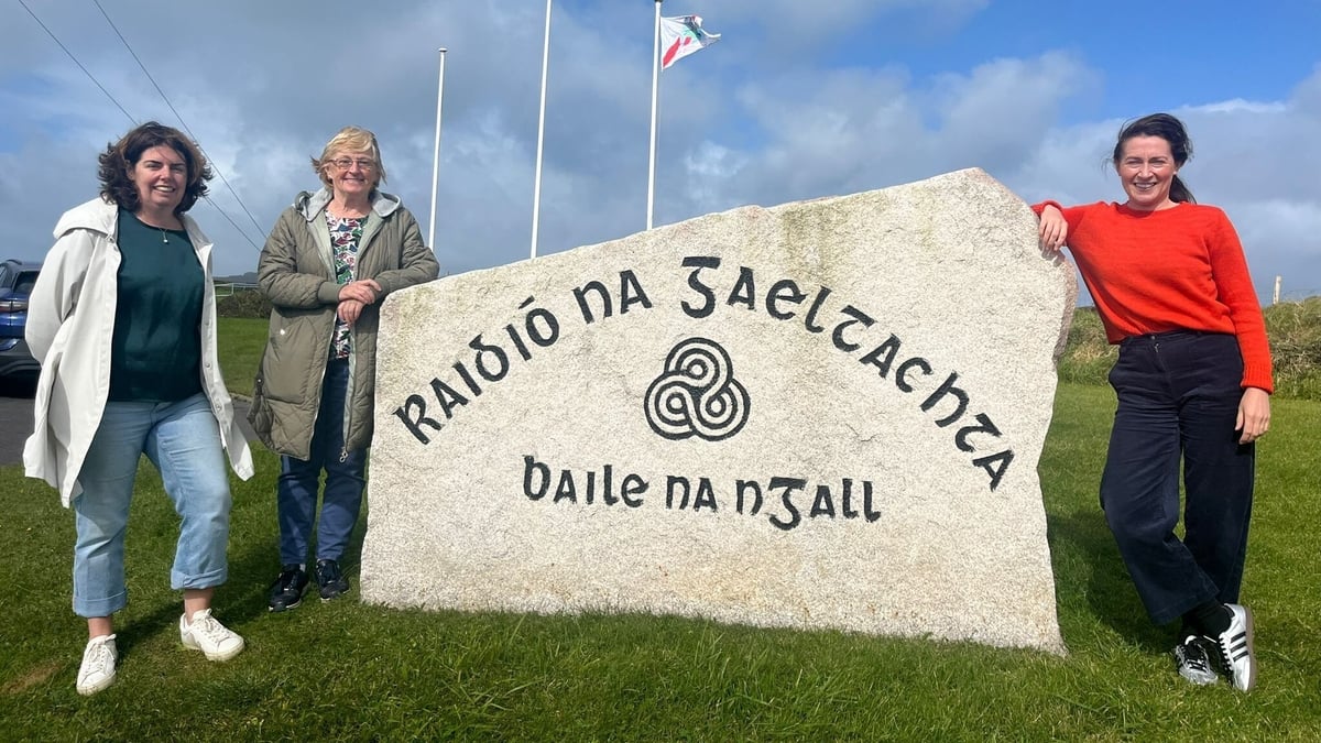 Deirdre de Bhailís, Máire Uí Mhurchú, Ann Ní Chiobháin.