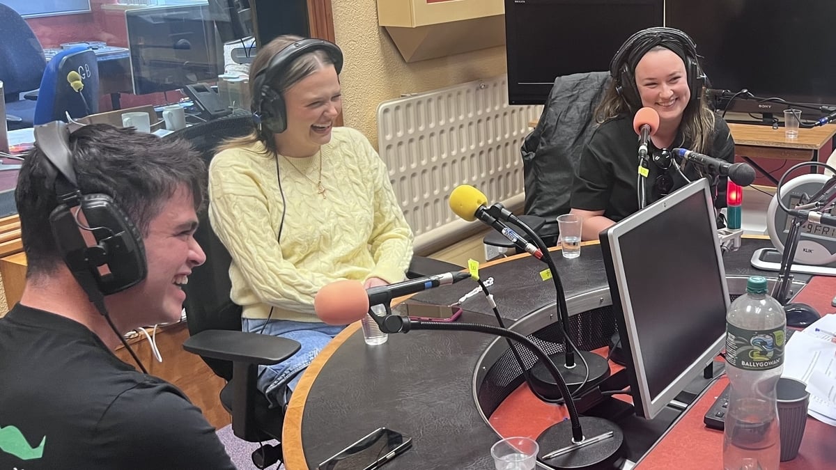 Laura Pakenham, Seán Óg Mac Seoin agus Caoimhe Ní Chonghaile, ár bpaineál. 