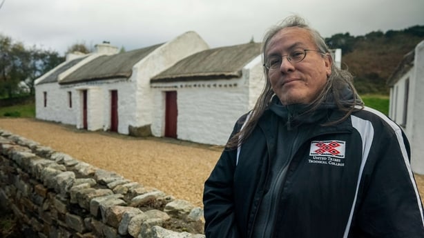 Dakota Goodhouse at Micí MacGabhann's house Éire agus na Chéad Náisiúin
