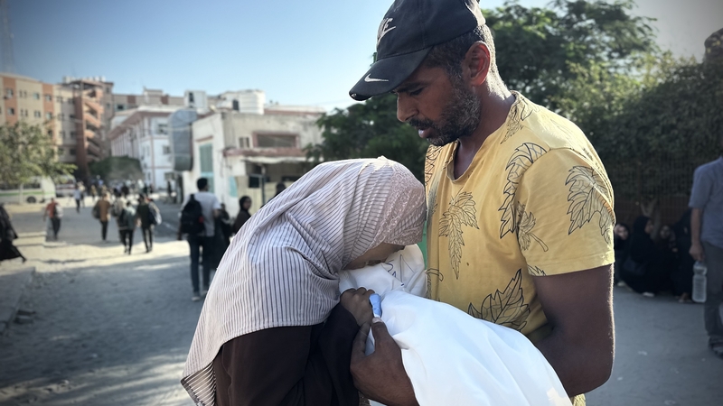 Buachaill bliain go leith d'aois a bhásaigh leis an ocras á chaoineadh ag a mhuintir, Khan Younis, 16 Meán Fómhair 2025