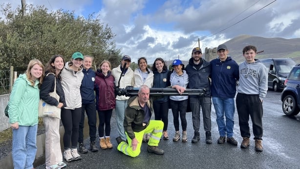 Group of US students pose with Seán Ó Coisdealbha, poet and historian 