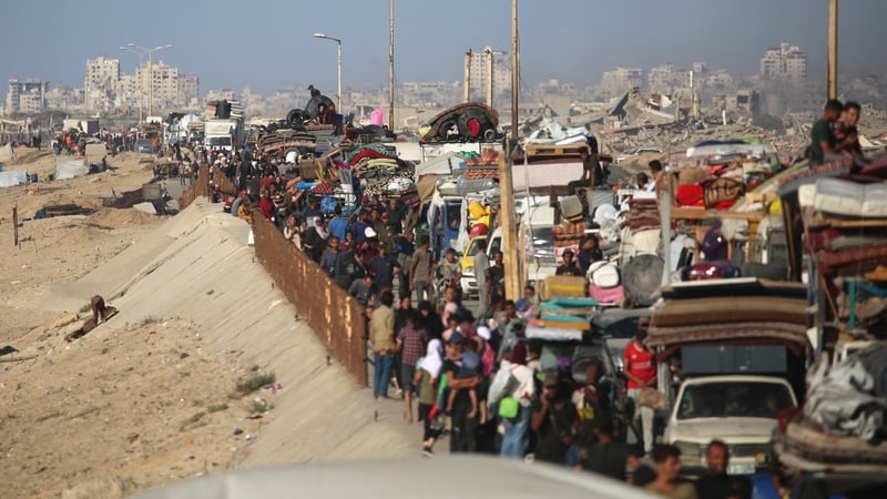 Palaistínigh ag teitheadh ó Chathair Gaza, 16 Meán Fómhair 2026