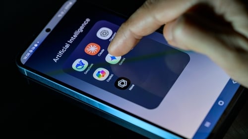 Choose your weapon: ChatGPT, Gemini, Grok, DeepSeek and Claude. represent a different approach, ecosystem and vision of what artificial intelligence should be. Photo: Getty Images