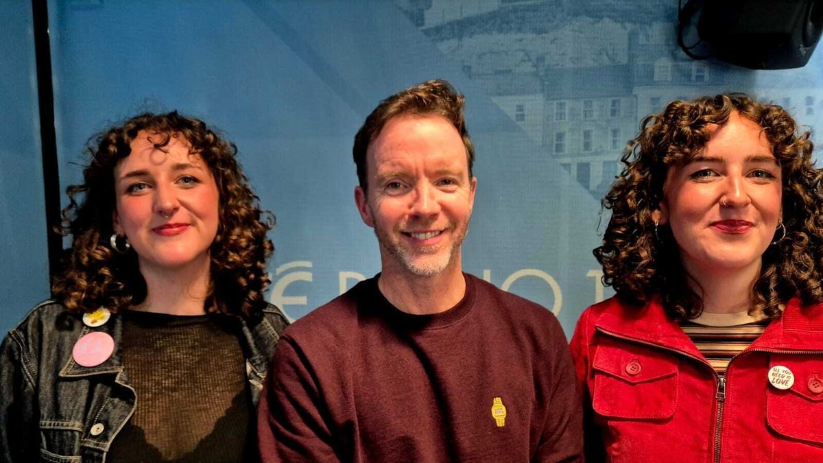 Daniel O'Donnell surprises designer Cúpla twins live on air