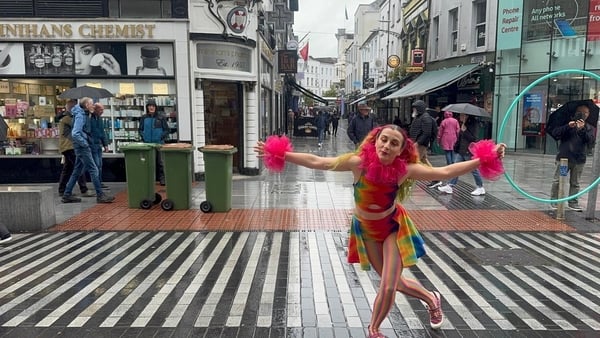 Photo shows artist Moss Russell performing on a Cork city street for Culture Night