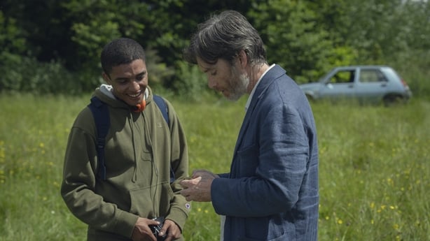 Jay Lycurgo as Shy and Cillian Murphy as Steve sharing a touching moment