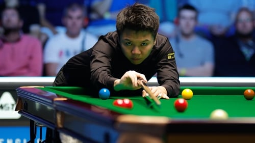 Zhou Yuelong was able to keep the four-time world champion at arm's length