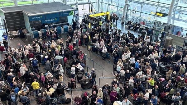 Hundreds of passengers are seen queuing in Dublin Airport