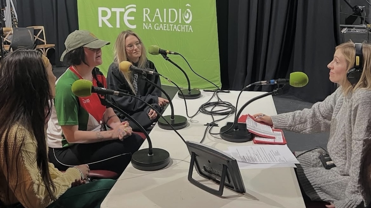 Mia-Luain Ní Dhomhnaill, Ciara Ní Mhurchú agus Claire Ní Luachráin, ceoltóirí.