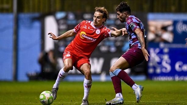 22 September 2025; Harry Wood of Shelbourne in action against Luke Heeney of Drogheda United during the SSE Airtricity Men's Premier Division match between Drogheda United and Shelbourne at Sullivan & Lambe Park in Drogheda, Louth. Photo by Ben McShane/Sportsfile