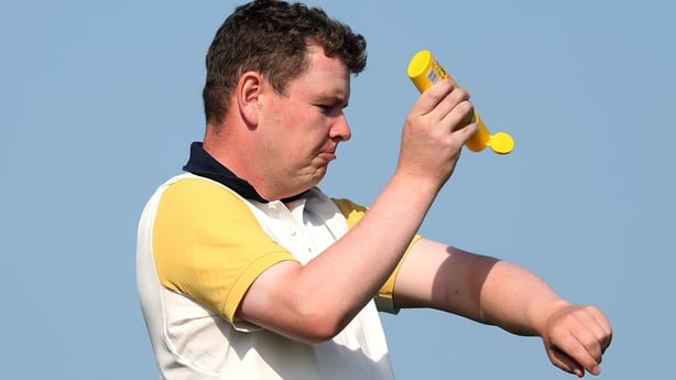 FARMINGDALE, NEW YORK - SEPTEMBER 23: Robert MacIntyre of Team Europe puts on sunscreen while playing the first hole prior to the Ryder Cup 2025 at Black Course at Bethpage State Park Golf Course on September 23, 2025 in Farmingdale, New York. (Photo by Carl Recine/Getty Images)