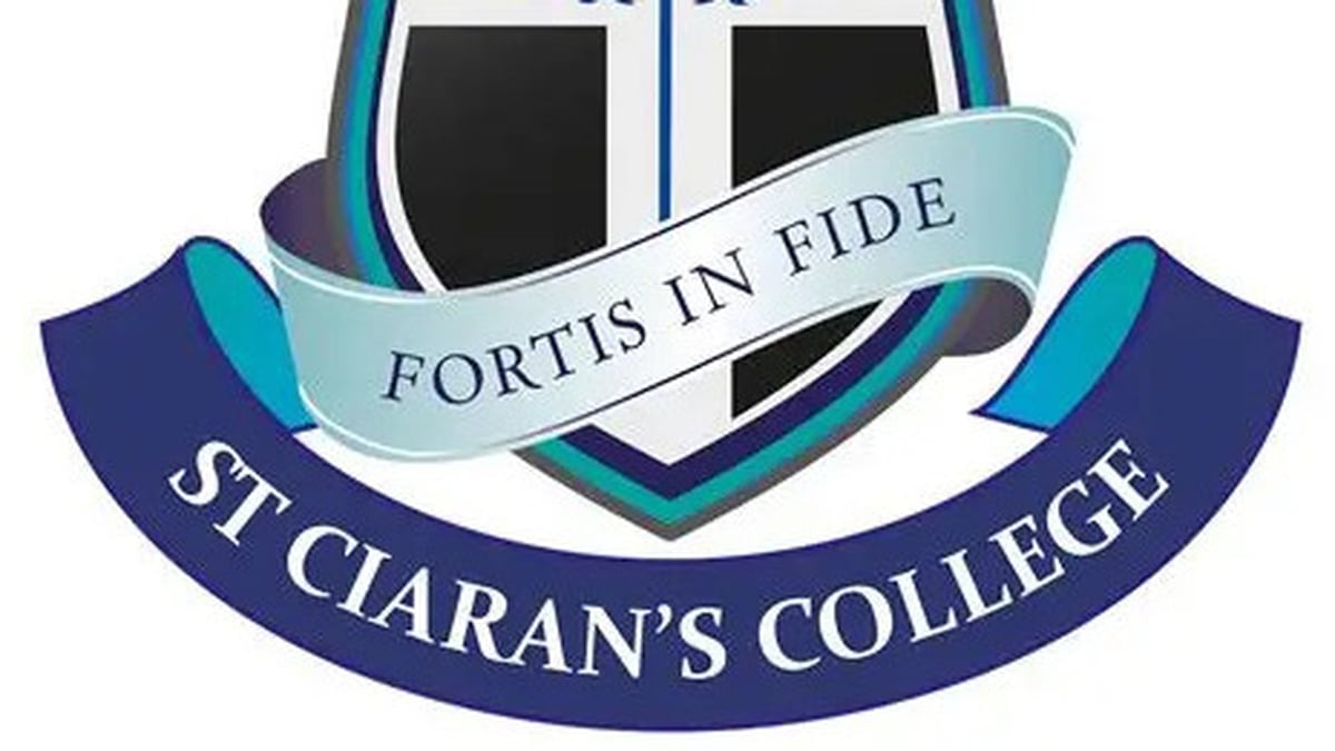 Grúpa daltaí agus múinteoirí as Coláiste Naomh Ciaráin, Baile Uí Dhálaigh, Tír Eoghain.