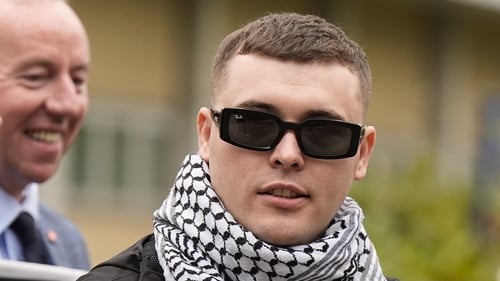 Liam Óg Ó hAnnaidh lasmuigh den chúirt in Woolwich in oirdheisceart Londan