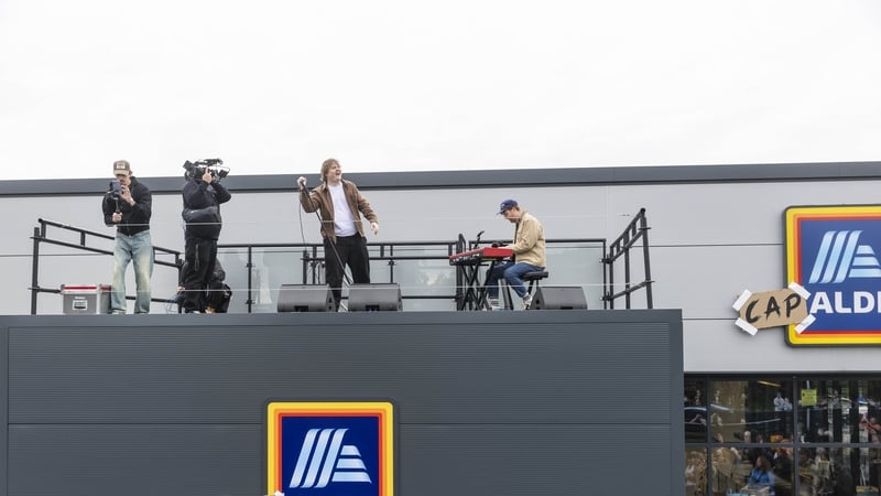 Lewis Capaldi surprises shoppers with an impromptu rooftop performance on an Aldi supermarket in West Bridgford, Nottingham. Photo credit: Fabio De Paola/PA Media Assignments