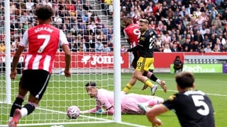 Igor Thiago scores Brentford's second goal