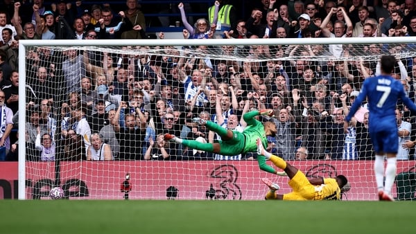 Brighton's English striker #18 Danny Welbeck scores the equalising goal during the English Premier League football match between Chelsea and Brighton and Hove Albion at Stamford Bridge in London on September 27, 2025.