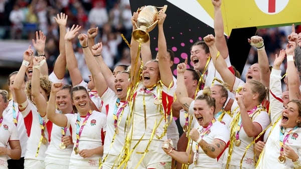 LONDON, ENGLAND - SEPTEMBER 27: (L-R) Natasha Hunt, Ellie Kildunne, Sadia Kabeya, Maddie Feaunati, Helena Rowland, Rosie Galligan, Zoe Aldcroft, Sarah Bern, Alex Matthews, May Campbell, Amy Cokayne, Kelsey Clifford and Lucy Packer of England celebrate wit