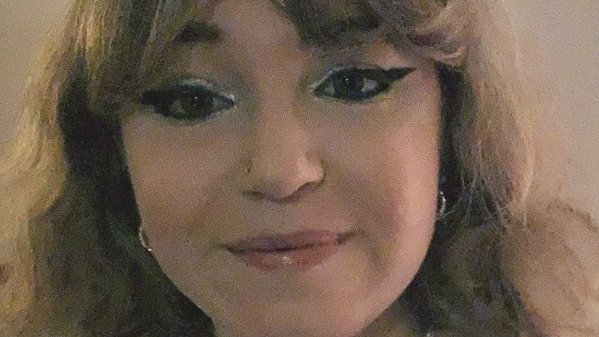 Ella Ní Cheallaigh, léirmheastóir.