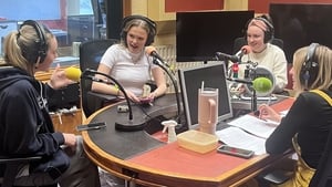 Laura Pakenham, Méin Nic Craith agus Caoimhe Ní Chonghaile, paineál na seachtiane.  show image