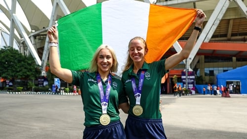 Orla Comerford (L) and Greta Streimikyte with their gold medals