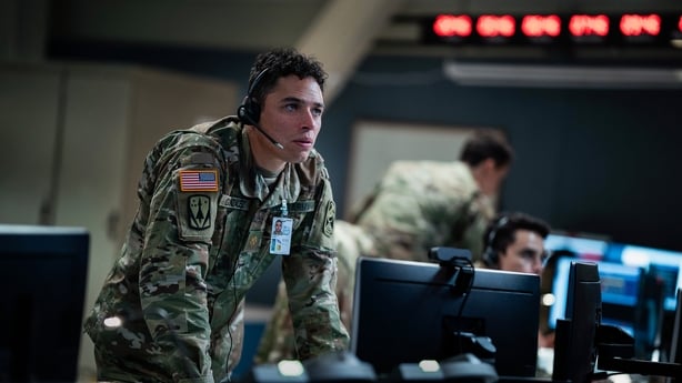 A House of Dynamite. (L-R) Anthony Ramos as Major Daniel Gonzalez and Abubakr Ali as Specialist Dan Buck in A House of Dynamite. Cr. Eros Hoagland/Netflix © 2025