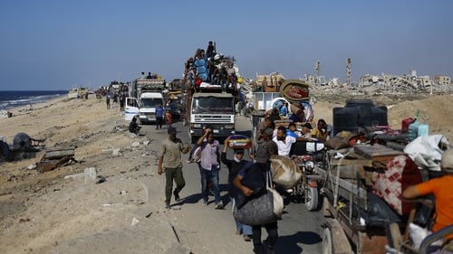 Palestinians flee toward southern Gaza via al-Rashid Street after intensified Israeli attacks