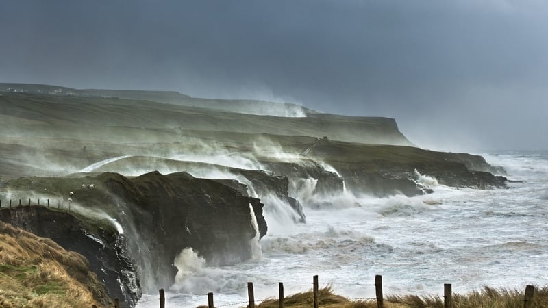 Gaoth mhór agus fearthainn throm geallta