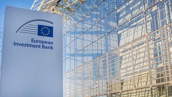 Picture of a glass building with a European Investment Bank sign outside it