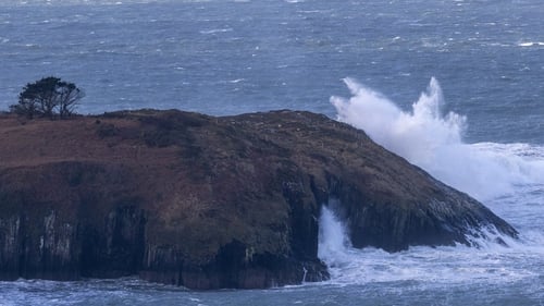 Stoirm Amy ag teacht aniar as an Atlantach agus í lena dícheall a dhéanamh amárach
