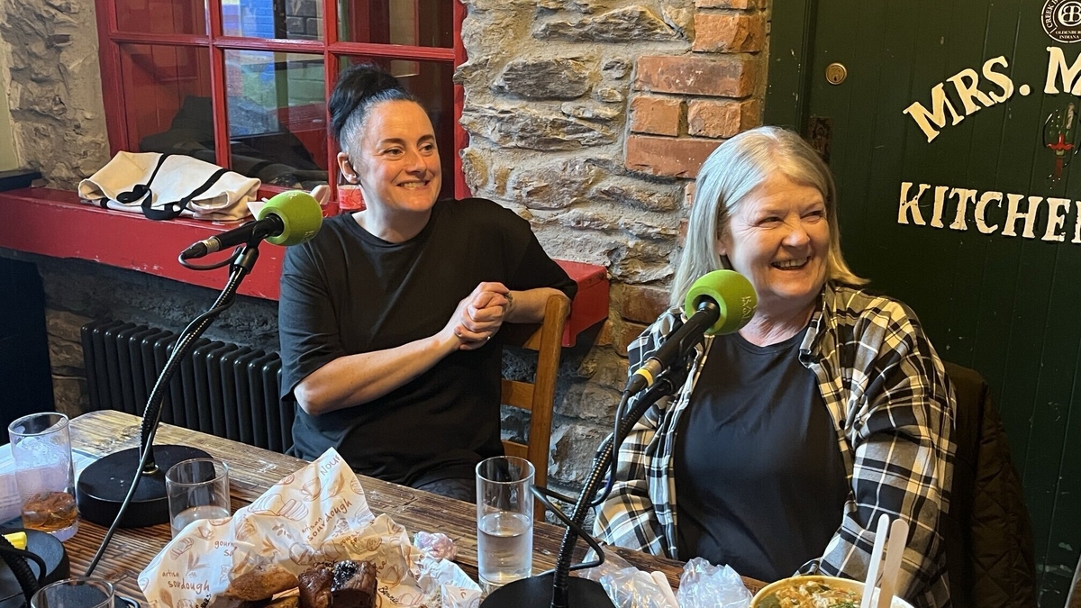 Deirdre Uí Fhlannúra, Louise Ní Bhrosnacháin, Vincent Ó Gormáin.