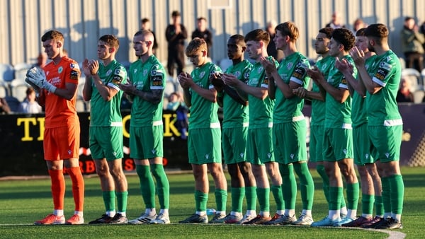 29 August 2025; Kerry FC players observe a moment of applause in memory of the late Ollie Horgan before the SSE Airtricity Men's First Division match between Dundalk and Kerry FC at Oriel Park in Dundalk, Louth. Photo by Gerry Scully/Sportsfile