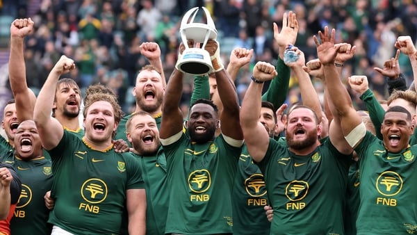 LONDON, ENGLAND - OCTOBER 04: Siya Kolisi of South Africa lifts the Rugby Championship trophy with his teammates following The Rugby Championship match between South Africa Springboks and Argentina at Allianz Stadium on October 04, 2025 in London, England