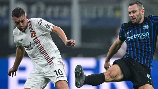 Jamie Vardy of Cremonese competes for the ball with Stefan De Vrij of Inter during the Serie A match between FC Internazionale and US Cremonese at Giuseppe Meazza Stadium on October 04, 2025 in Milan
