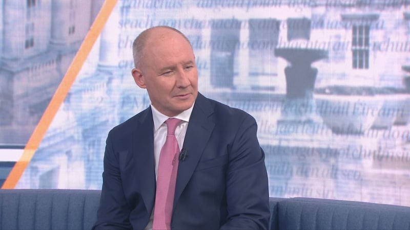 Jim Gavin,iarrthóir Fhianna Fáil a tharraing amach as an rása