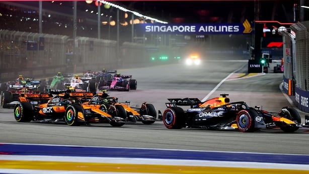 SINGAPORE, SINGAPORE - OCTOBER 05: Max Verstappen of the Netherlands driving the (1) Oracle Red Bull Racing RB21 leads Lando Norris of Great Britain driving the (4) McLaren MCL39 Mercedes and Oscar Piastri of Australia driving the (81) McLaren MCL39 Mercedes at the start during to the F1 Grand Prix 