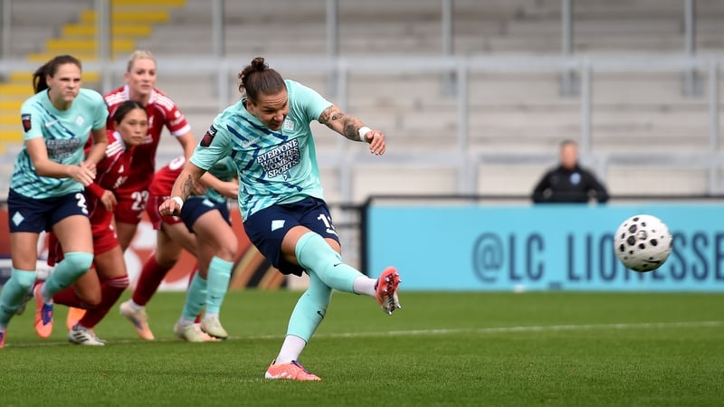 Elena Linari fires home the winning penalty