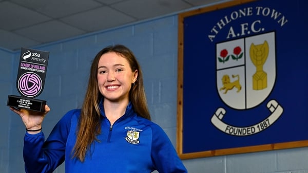6 October 2025; Hannah Waesch of Athlone Town with her SSE Airtricity Women’s Premier Division Player of the Month Award for September at Athlone Town Stadium in Athlone. Photo by Piaras Ó Mídheach/Sportsfile *** NO REPRODUCTION FEE ***