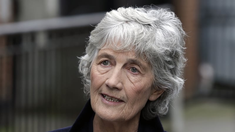 An t-iarrthóir Uachtaránachta ón eite chlé, an Gaillimheach Catherine Connolly