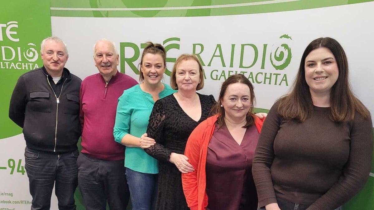 Dónall Ó Cnaimhsí, Máire Ní Chasaide, Áine Ní Bhreisleáin, Éamonn Mac Giolla Bhríde agus Mary Uí Chomhail.