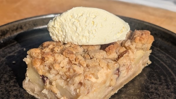 An apple crumble slice
